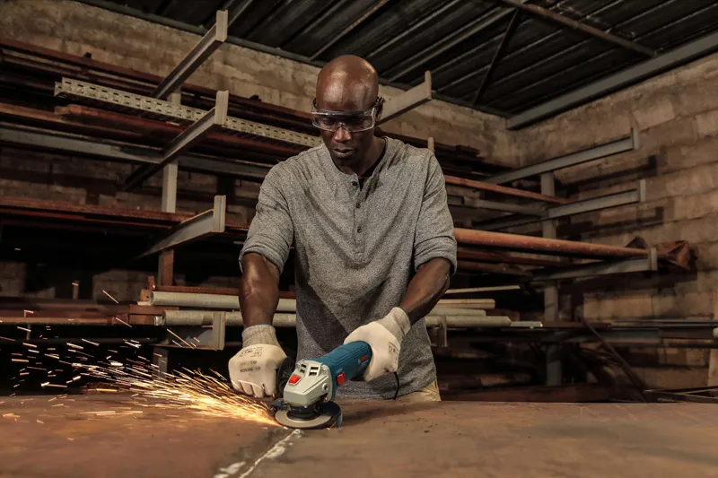 PRO GWS 700 Angle Grinder